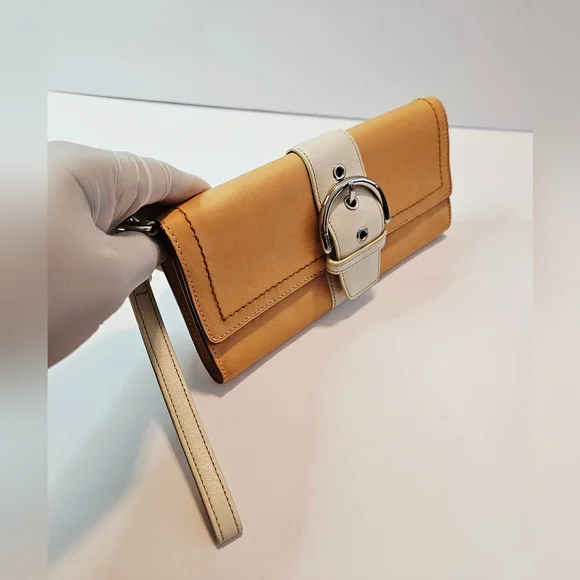 Coach Hampton Leather Beige White Wristlet Clutch Buckle Logo Charm 6694 - Picture 2 of 11